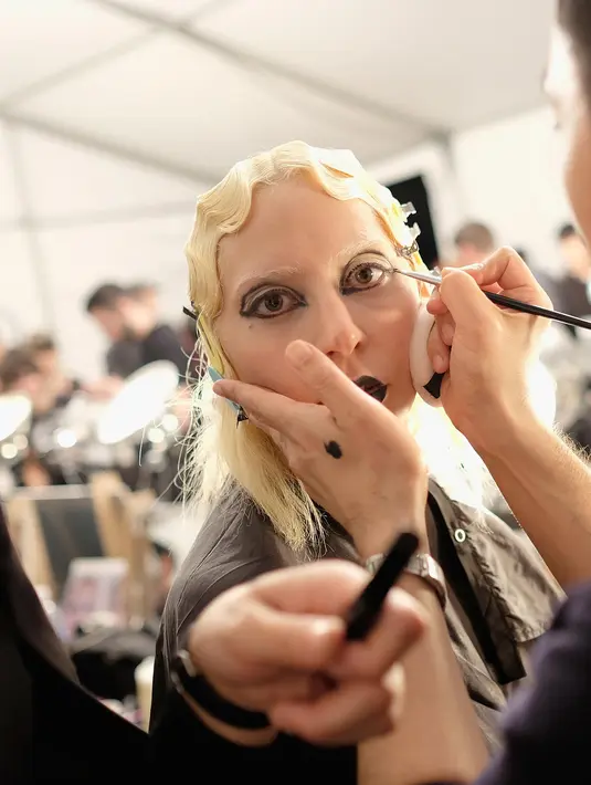 Make up artist mendandani Lady Gaga sedemikian rupa membuat sang penyanyi tampak sangat berbeda. Kemampuan Lady Gaga semakin terlihat jika dirinya juga bisa tampil sebagai model. (AFP/Bintang.com) Sumber: news.com.au; skynews.com.au