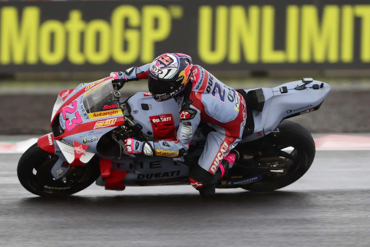 FOTO: Aksi Pembalap MotoGP Libas Lintasan Basah Pertamina Mandalika International Street Sirkuit