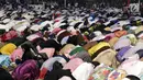 eserta aksi massa Gerakan Nasional Kedaulatan Rakyat melakukan salat maghrib saat unjuk rasa di depan Gedung Bawaslu, Jalan MH Thamrin, Jakarta, Selasa (21/5/2019). Dalam aksinya, mereka Bawaslu memeriksa hasil Pemilu 2019 yang dinilai banyak terdapat kecurangan. (Liputan6.com/Helmi Fithriansyah)