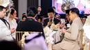 Menteri Agama, Nasarudin Umar bertindak sebagai saksi. Beliau tampil dengan jas dan peci hitam dipadukan dengan inner kemeja putih serta dasi hitam bermotif.  [@nasaruddin_umar]