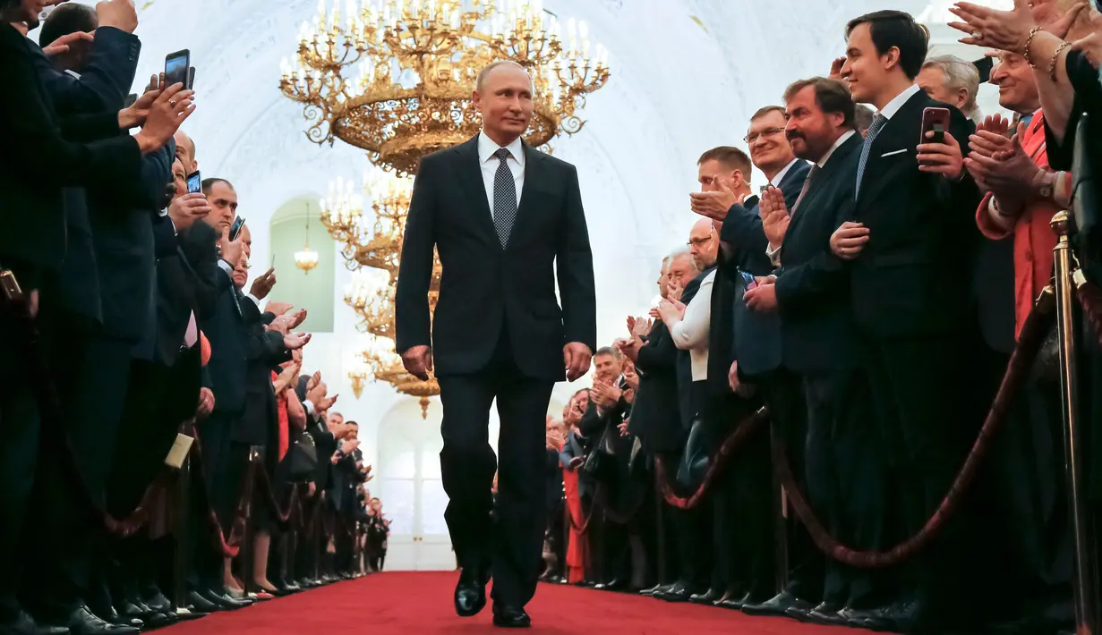 Undangan bertepuk tangan saat Vladimir Putin akan dilantik sebagai presiden baru Rusia di Kremlin, Moskow, Rusia, Senin (7/5). Putin kembali menjadi Presiden Rusia setelah memenangkan 77 persen suara dalam pemilu. (AP Photo/Alexander Zemlianichenko, Pool)