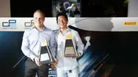 Pebalap Indonesia, Rio Haryanto (kanan), berpose dengan Valtteri Bottas setelah meraih penghargaan kemenangan terbaik pada GP3 Series 2011. (Motorsport)