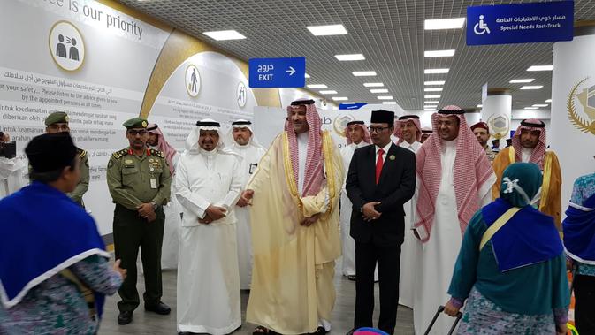 Pangeran Faisal Bin Salman Bin Abdul Aziz menyambut jemaah haji Indonesia di Bandara di Madinah. Dok KBRI