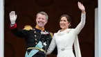Raja Denmark Frederik X dan Ratu Mary Denmark melambai dari balkon Istana Christiansborg di Kopenhagen, Denmark, Minggu (14/1/2024). (AP Photo/Martin Meissner)