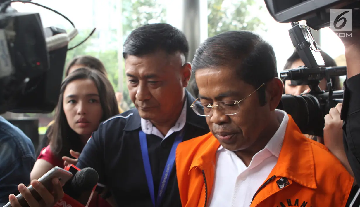 Mantan Menteri Sosial Idrus Marham saat tiba di Gedung KPK, Kamis (8/11). Pada agenda pemeriksaan sebelumnya, Idrus mengeluh dalam keadaan tak sehat. (Liputan6.com/Herman Zakharia)
