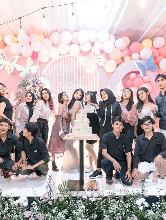 Acara ulang tahun anak Vicky ini tampak ramai dihadiri oleh para sahabat. Tak hanya itu saja, beberapa rekan artis serta netizen juga ikut serta memberikan ucapan selamat kepada Cinta, putri Vicky. (Liputan6.com/IG/@vickyprasetyo777)