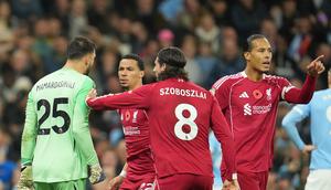 Skuad Liverpool memberikan ucapan selamat pada Giorgi Mamardashvili yang sukses menggagalkan&nbsp;penalti&nbsp;striker&nbsp;Manchester City&nbsp;Erling Haaland&nbsp;di pekan ke-11 Liga Inggris 2025/2026 di Etihad Stadium, Minggu (09/11/2025). (AP Photo/Jon Super)