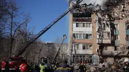 Dua bangunan tempat tinggal bertingkat sembilan terdampak parah. Tampak dalam foto, petugas penyelamat memadamkan kebakaran di sebuah gedung perumahan yang mengalami kerusakan parah akibat serangan Rusia di Ternopil, Ukraina, pada Rabu 19 November 2025. (AP Photo/Rostyslav Kovalchuk)