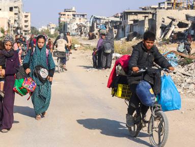 Warga Palestina yang mengungsi melarikan diri dari Beit Lahia di Jalur Gaza utara, melalui jalan utama Salah al-Din di pinggiran Kota Gaza, pada 5 November 2024. (Omar AL-QATTAA/AFP)