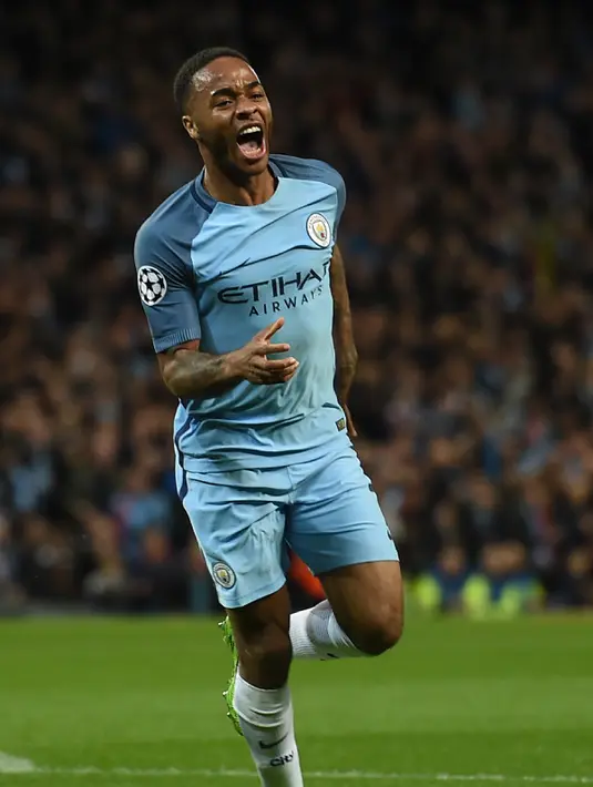 Gelandang Manchester City, Raheem Sterling melakukan selebrasi usai mencetak gol ke gawang AS Monaco pada pertandingan Leg pertama 16 besar Liga Champions di stadion Etihad, Inggris (22/2). City menang atas AS Monaco 5-3. (AFP Photo / Paul Ellis)
