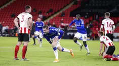 Pemain Everton, Gylfi Sigurdsson, melakukan selebrasi usai mencetak gol ke gawang Sheffield United pada laga Liga Inggris di Stadion Bramall Lane, Sabtu (26/12/2020). Everton menang dengan skor 1-0. (Alex Pantling/Pool via AP)