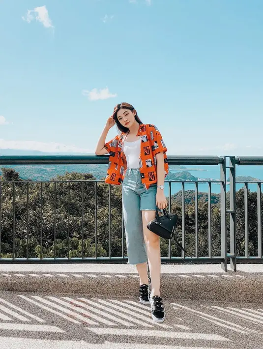 Meski sering melakukan pemotretan dan menghadiri acara formal, di beberapa momen mantan personel Princess ini sering berpenampilan kasual. Patricia Devina kali ini tampak memadukan kemeja motif dengan tanktop dan jeans. (Liputan6.com/IG/@pattdevdex)