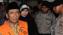 Fuad Amin Imron didampingi istri mudanya berjalan usai menjalani sidang di Pengadilan Tipikor, Jakarta, Rabu (13/5/2015). Fuad terlibat kasus dugaan suap jual beli pasokan gas alam di Gresik dan Gili Timur, Bangkalan. (Liputan6.com/Helmi Afandi)