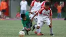 Pemain Timnas Indonesia U-16, Althaf Indie terjatuh saat berebut bola dengan pemain Persija Pusat U-16 di Lapangan Atang Sutresna, Jakarta, Selasa (4/7). (Liputan6.com/Helmi Fithriansyah)