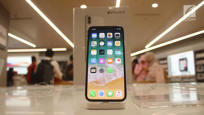 Sebuah iPhone X terbaru dipajang di gerai  iBox, Central Park, Jakarta, Jumat (22/12). iPhone 8, iPhone 8 Plus, dan iPhone X dijual dengan harga 15 hingga 20 juta rupiah tergantung kapasitas memori. (/Angga Yuniar)