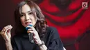 Pemain film horor Sabrina Sarah Wijayanto memberi keterangan saat jumpa pers film Sabrina di Jakarta, Senin (2/4). Film ini menceritakan tentang Maira yang hidup bahagia di pernikahan barunya dengan Aiden. (Liputan6.com/Faizal Fanani)