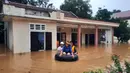 Tim penyelamat mengevakuasi penduduk pada daerah yang terendam banjir di Provinsi Quang Tri, Vietnam, 8 Oktober 2020. Hujan deras dan banjir telah menyebabkan lima orang tewas dan tiga lainnya hilang di Vietnam utara dan tengah dalam beberapa hari terakhir. (Xinhua/VNA)