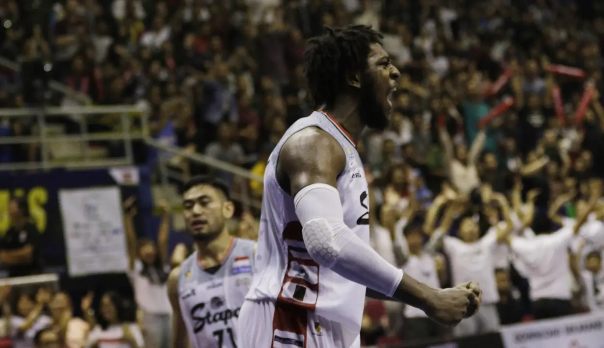 Pebasket Stapac Jakarta, Savon Goodman, melakukan selebrasi saat melawan Satria Muda Jakarta pada laga final IBL 2019  di C-Tra Arena, Bandung, Sabtu (23/3). Savon Goodman terpilih menjadi pemain terbaik IBL 2019. (Bola.com/M Iqbal Ichsan)