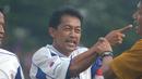 Aji Santoso saat masih aktif bermain dan tengah memperkuat Arema. (Bola.com/Gatot Susetyo)