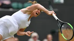 Petenis Rumania, Simona Halep melakukan servis ke arah petenis China, Shuai Zhang pada perempat final Grand Slam Wimbledon di London, Selasa (9/7/2019). Untuk kali pertama dalam lima musim terakhir, unggulan ketujuh Simona Halep akan melakoni babak empat besar di Wimbledon. (GLYN KIRK / AFP)