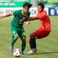 Duel antara pemain Persebaya Surabaya, M. Hidayat, dan gelandang Bhayangkara FC, Adam Alis, saat pertandingan Grup A Piala Gubernur Jatim 2020 di Stadion Bangkalan, Rabu (12/2/2020). (Bola.com/Aditya Wany)