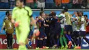 Sejumlah pemain Timnas Belanda merayakan kemenangan atas Spanyol 5-1 di laga penyisihan Grup B Piala Dunia 2014 di Fonte Nova Arena, Salvador, Brasil, (14/6/2014). (AFP PHOTO/Javier Soriano)