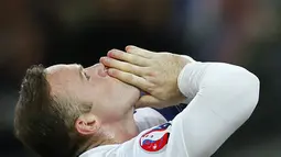 Wayne Rooney merayakan gol nya yang ke-50 untuk Inggris saat laga penyisihan Piala Eropa melawan Swiss di Stadion Wembley, Inggris, Selasa (8/9/2015). Rooney berhasil melewati rekor gol sepanjang masa milik Bobby Charlton. (Reuters/Eddie Keogh)