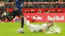 Pemain RB Salzburg, Roko Simic (kanan) terjatuh setelah berebut bola dengan pemain Inter Milan, Yann Aurel Bisseck pada laga uji coba pramusim di Red Bull Arena, Austria, 10 Agustus 2023 WIB. (AFP/APA/Krugfoto)