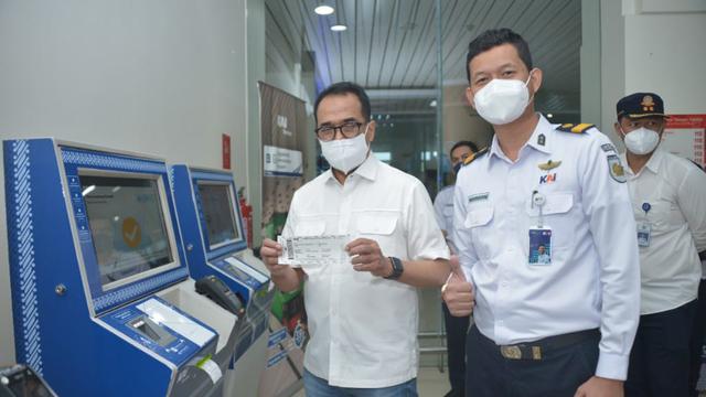 Menteri Perhubungan Budi Karya Sumadi saat meninjau Kereta Bandara Yogyakarta International Airport (YIA). (Dok. Kemenhub)