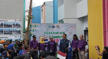Gubernur DKI Jakarta Anies Baswedan meresmikan revitalisasi Pasar Gembrong yang kini bernama Kampung Gembira Gembrong di Cipinang Besar Utara, Kecamatan Jatinegara, Jakarta Timur