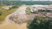 Gunungan sampah di TPA Cipeucang, Serpong, Kota Tangsel, yang longsor ke aliran Sungai Cisadane. (Liputan6.com/Pramita Tristiawati)