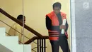 Tersangka kasus dugaan suap distribusi pupuk, Bowo Sidik Pangarso menaiki tangga menuju ruang pemeriksaan di gedung KPK, Jakarta, Selasa (9/4). Mantan anggota DPR dari Fraksi Golkar itu menjalani pemeriksaan lanjutan dalam kasus dugaan suap distribusi pupuk dengan kapal. (merdeka.com/Dwi Narwoko)