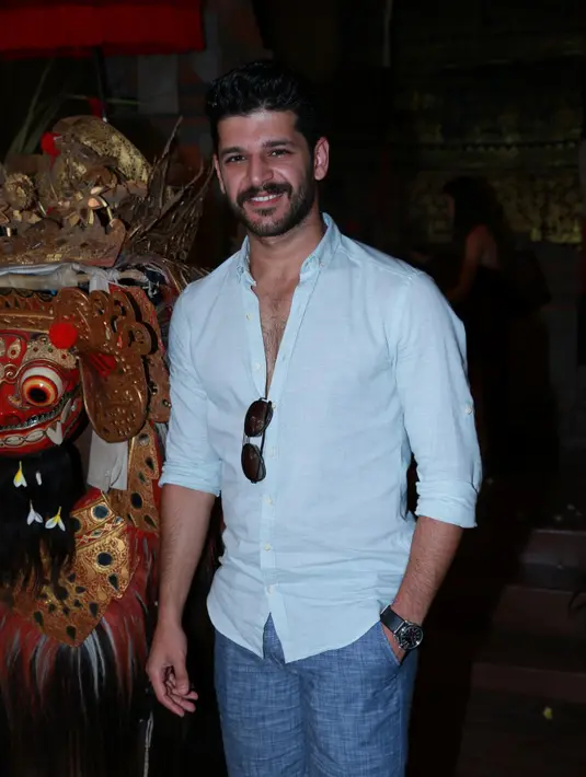 "Tari Barong sangat menarik. Saya menikmati pertunjukannya," ungkap Emre Kivilcim, pemeran tokoh Salim dalam kisah Elif. (Deki Prayoga/Bintang.com)
