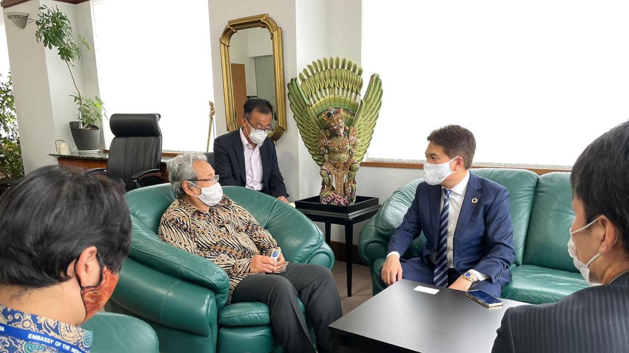 Dubes RI untuk Jepang Heri Akhmadi menerima kunjungan Wali Kota Oarai, Yutaka Kunii di Gedung KBRI Tokyo.