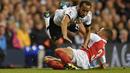 Pemain Arsenal, Kieran Gibbs, menghentikan laju pemain Spurs, Andros Townsend, dalam laga putaran ketiga Piala Liga Inggris di Stadion White Hart Lane, Inggris, Kamis (24/9/2015) dini hari WIB. (Reuters/Toby Melville)