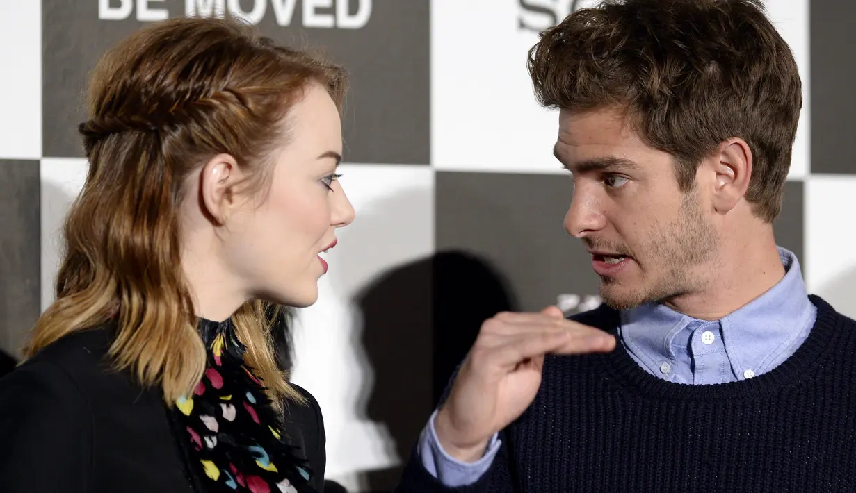 Seakan menepis kabar burung yang beredar, Emma Stone dan Andrew Garfield baru-baru ini justru terlihat sedang jalan bersama. (Bintang/EPA)