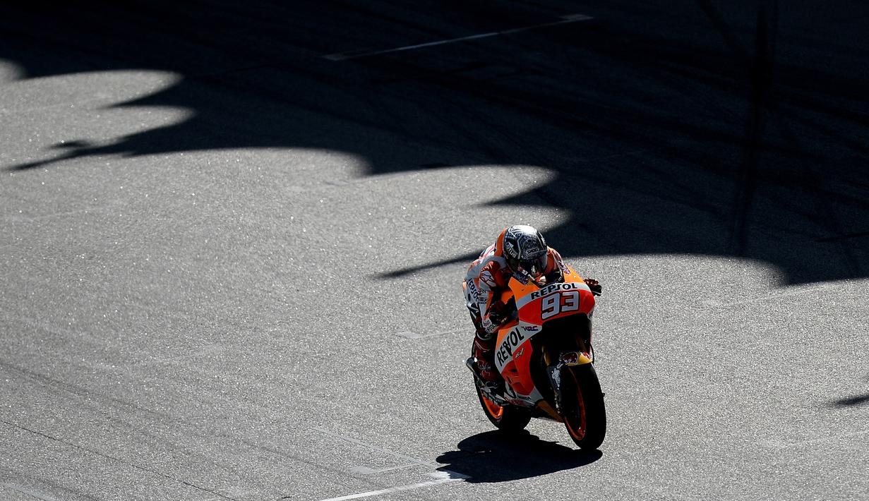 Pebalap Repsol Honda, Marc Marquez, saat beraksi dalam tes MotoGP di Sirkuit Sepang, Malaysia, (1/2/2016). (AFP/Manan Vatsyayana)