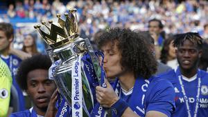 David Luiz. Sempat meninggalkan Chelsea pada 2014/2015 dan bergabung dengan PSG selama 3 musim, ia kembali ke Chelsea pada 2016/2017 saat kedatangan Antonio Conte. Ia mampu tampil apik di 33 laga Premier League lewat skema 3 bek yang berujung gelar Liga Inggris pertamanya. (AFP/Ian Kington)