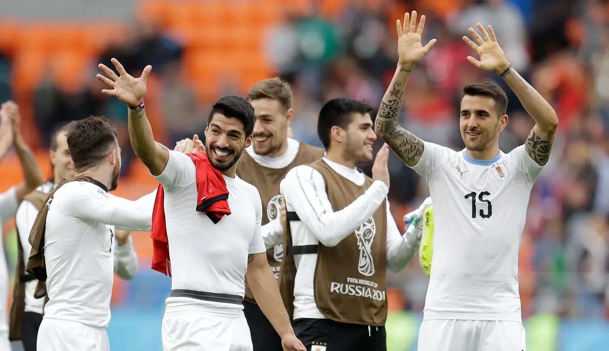 Para pemain Uruguay menyapa fans usai pertandingan melawan Mesir pada grup A Piala Dunia 2018 di Yekaterinburg Arena di Yekaterinburg, Rusia, (15/6). Uruguay menang dramatis atas Mesir 1-0. (AP Photo / Natacha Pisarenko)