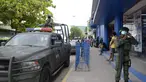 Tentara Angkatan Darat Meksiko memeriksa daerah pembunuhan jurnalis Meksiko Nelson Mateus di kota peristirahatan Acapulco, negara bagian Guerrero, Meksiko, 15 Juli 2023. (AFP/FRANCISCO ROBLES)