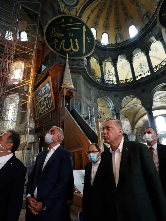 Presiden Turki Recep Tayyip Erdogan (kanan) dan sejumlah pejabat mengunjungi Hagia Sophia di distrik bersejarah Sultanahmet, Istanbul, Minggu (19/7/2020). Erdogan melakukan kunjungan mendadak ke Hagia Sophia, beberapa pekan setelah berubah menjadi masjid. (Turkish Presidency via AP, Pool)
