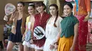 Pihak penyelenggara berharap melalui kegiatan ini akan semakin banyak anak muda yang merasa akrab dan percaya diri untuk mengenakan kebaya dalam berbagai kegiatan. Tampak dalam foto, peserta bermain padel berpose saat kegiatan Padel Berkebaya di Bounce Padel Club, Jakarta, Sabtu (7/2/2026). (Kapanlagi.com/Budy Santoso)