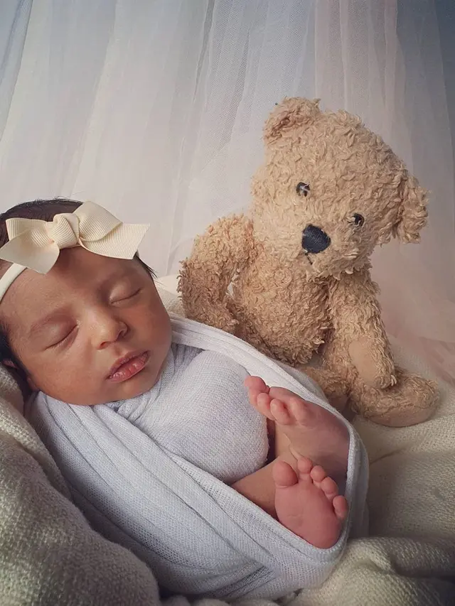 6 Gaya Pemotretan Baby Born Anak Ketiga Tania Nadira, Menggemaskan