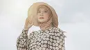 Gaya hijab sederhana dan dipadukan dengan sebuah topi ini bisa dijadikan sebagai inspirasi saat berlibur. Penampilan Zaskia Sungkar satu ini diketahui saat tengah menjalani maternity shoot di pantai Bali. (Liputan6.com/IG/@zaskiasungkar15)