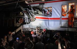 Tim penyelamat bekerja di lokasi terjadinya tabrakan kecelakaan Kereta Api Jarak Jauh (KAJJ) Argo Bromo Anggrek dengan Kereta Rel Listrik (KRL) Commuter Line di Stasiun Bekasi Timur, Jawa Barat, pada Selasa 28 April 2026 dini hari. (Yasuyoshi Chiba/AFP)