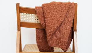 Outfit bahan rajutan termasuk sweater ini memang mudah sekali muncul serat-serat kasar. (Foto: Pexels.com/Karolina Grabowska)