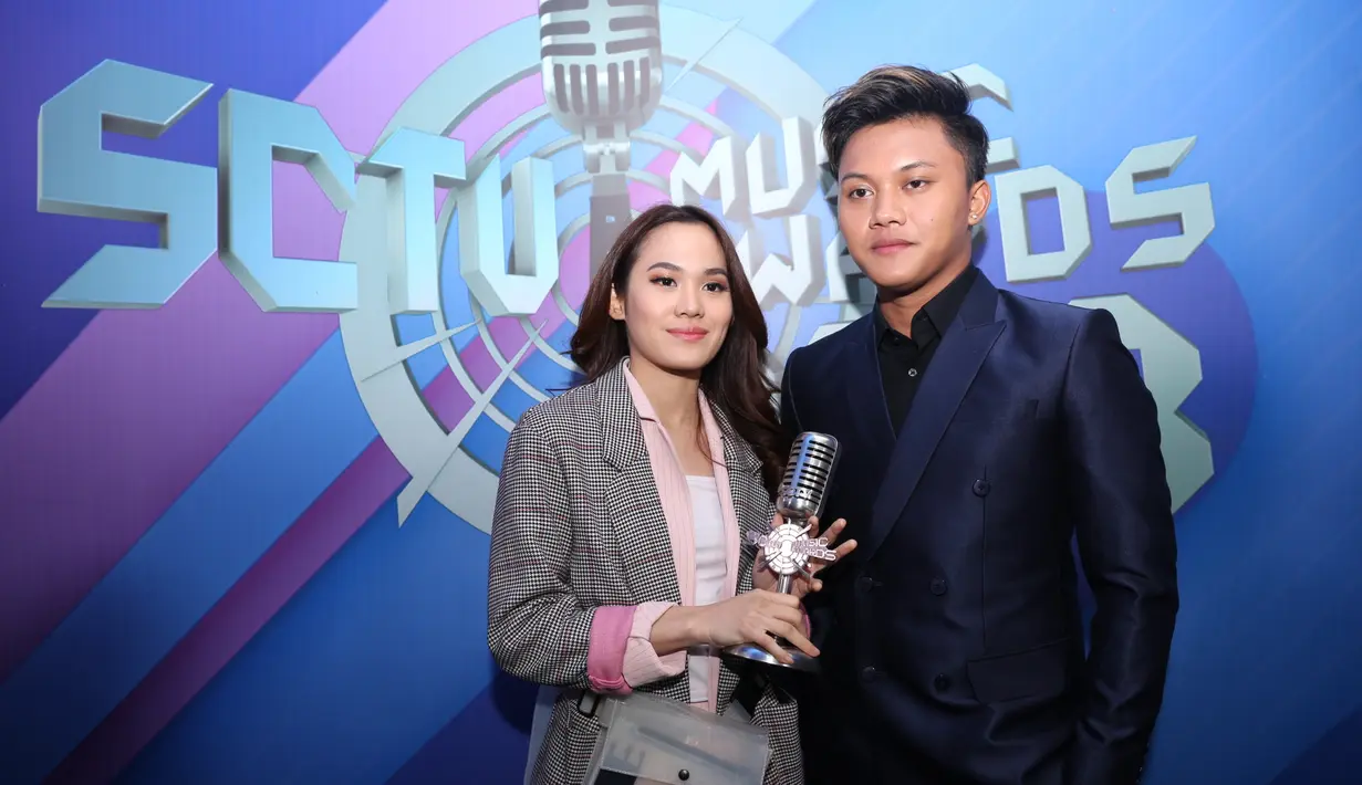 Baik Sheryl dan Rizky tak bisa menyembunyikan kegembiraannya setelah menerima penghargaan dalam kategori Video Klip Paling Ngetop. (Adrian Putra/Bintang.com)