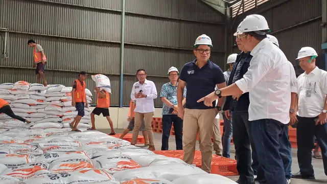 Wakil Menteri BUMN Kartika Wirjoatmodjo mengunjungi Kompleks pergudangan modern Perum Bulog di kawasan Kelapa Gading, Jakarta, Sabtu (30/12/2023)