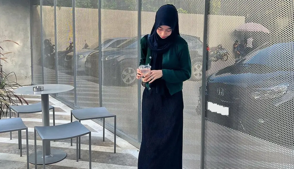 Gaya OOTD Adiba Khanza pun terbilang cukup simpel namun juga stylish. Memadukan dress hitam dengan blazer hijau, penampilan adik Abidzar ini pun terlihat menawan. (Liputan6.com/IG/@adiba.knza)
