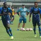 Duo striker Persib Bandung Geoffrey Castillion dan Wander Luiz mengikuti sesi latihan di Stadion Gelora Bandung Lautan Api, Jumat (13/3/2020). (Liputan6.com/Huyogo Simbolon)